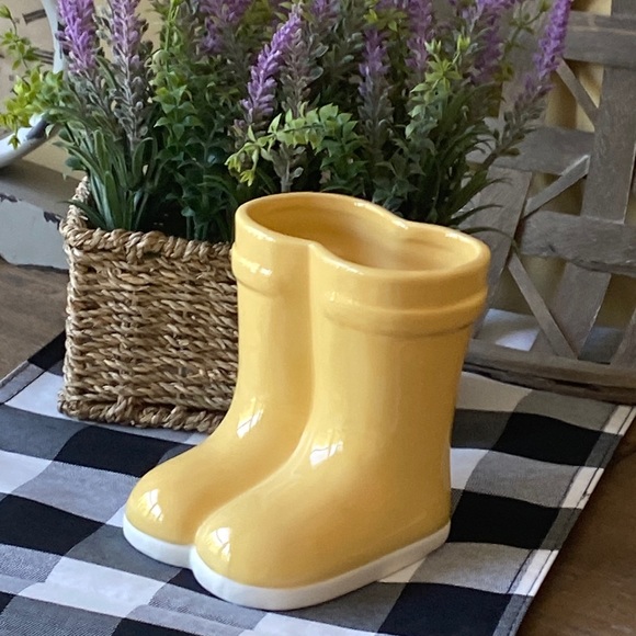 NEW! Cottage Farmhouse Yellow Spring Rainy Day Ceramic Rain Boots Vase - Picture 2 of 9